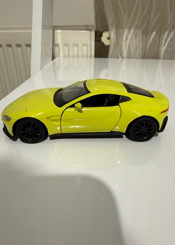 Sarı Oyuncak Araba - Görsel 4