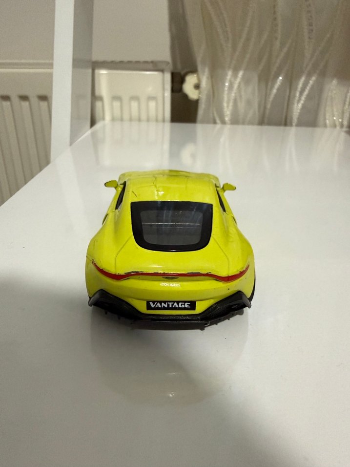 Sarı Oyuncak Araba - Görsel 3