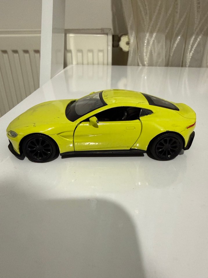 Sarı Oyuncak Araba - Görsel 4