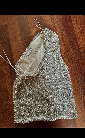 Zara Parlak tek kol detay crop