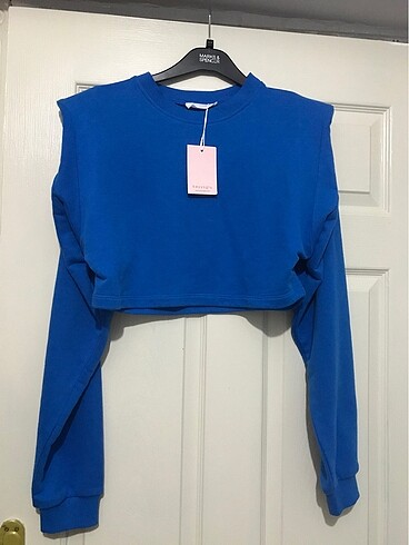 Vatkalı yaka crop sweat