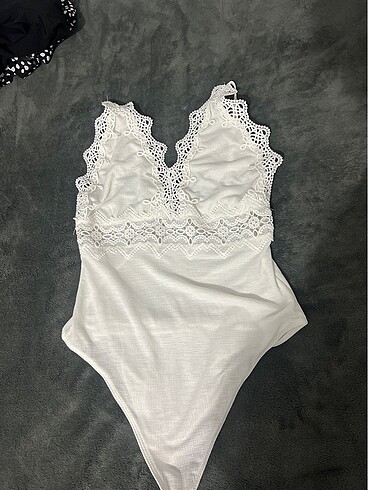 Dantel detay askılı body çıtçıtlı