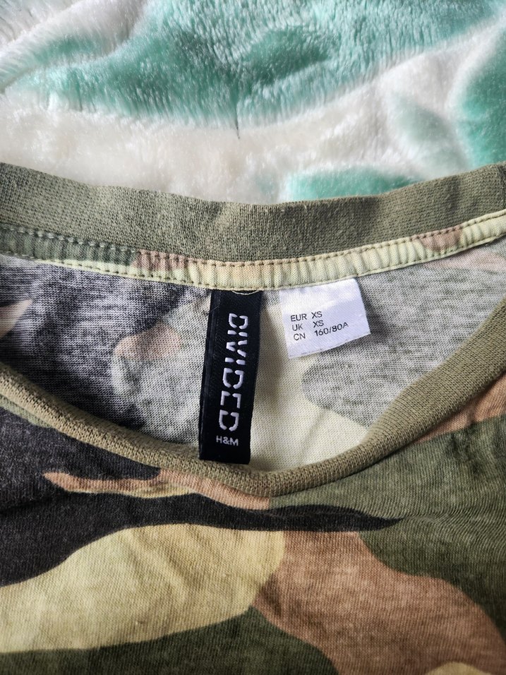 HM XS Beden Asker Yeşili Desenli Tshirt - Görsel 2