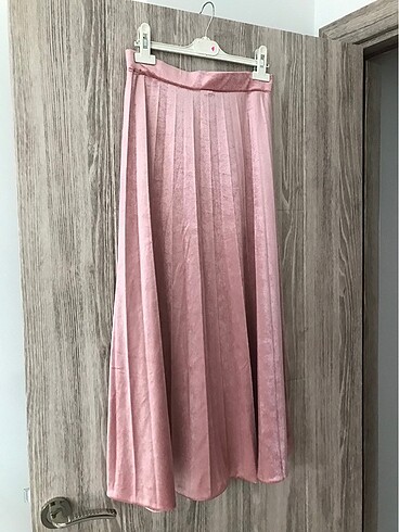 Pembe parlak pileli etek