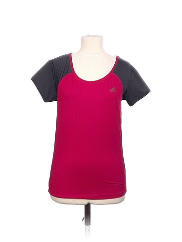Adidas T-shirt %70 İndirimli.