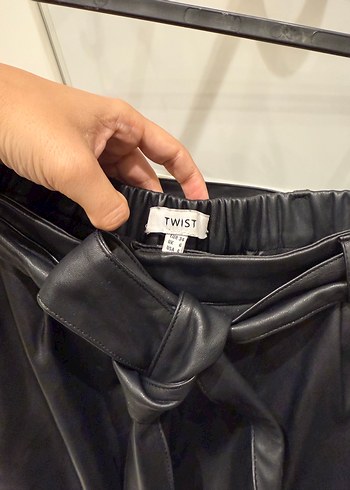 Kadın Siyah Deri Midi Şort, Kemerli - Görsel 2