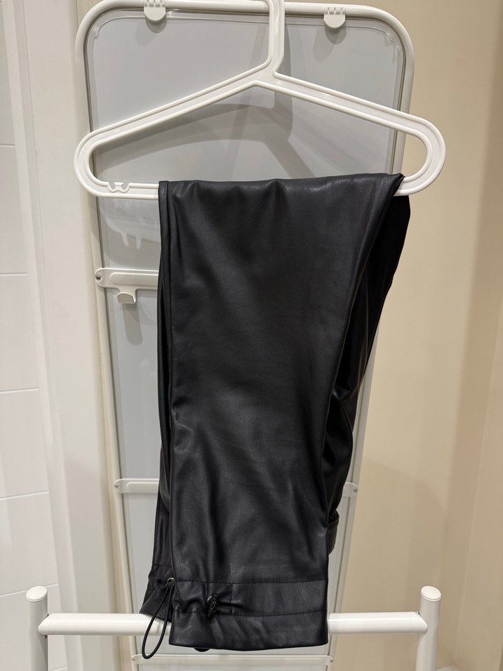 Kadın Siyah Deri Midi Şort, Kemerli - Görsel 3