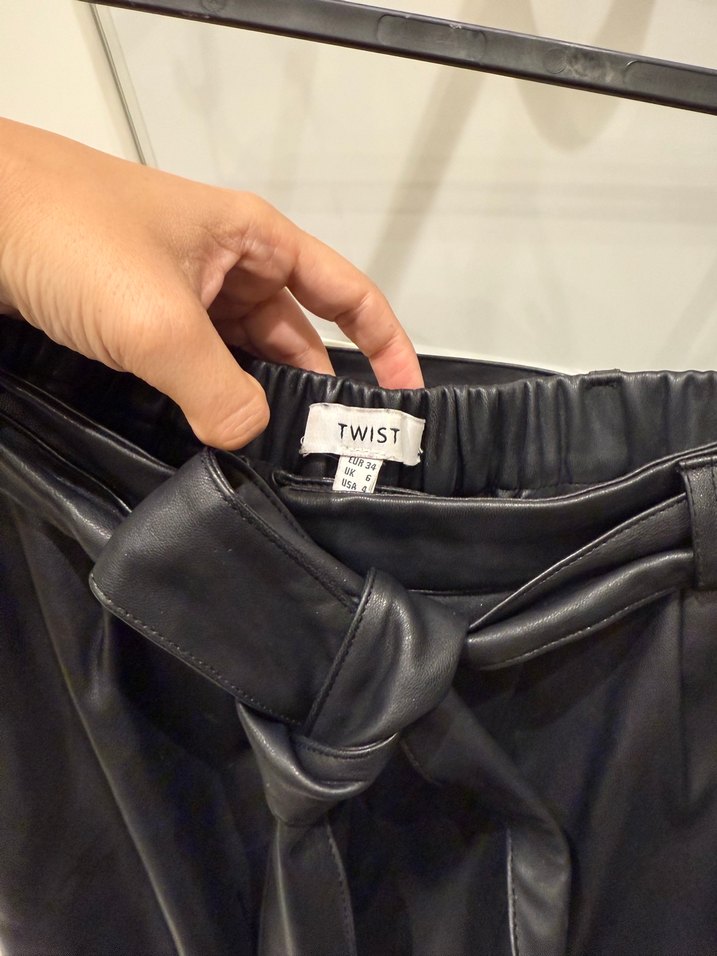 Kadın Siyah Deri Midi Şort, Kemerli - Görsel 2