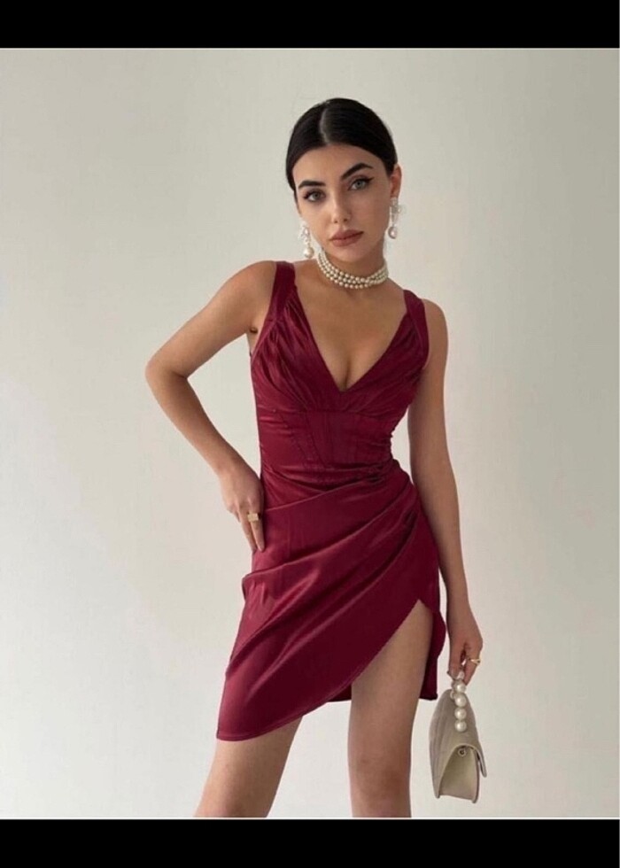 Bordo saten gece elbisesi - Görsel 2