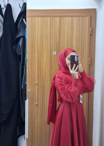 Uzun Kol, Yüksek Yakalı Kırmızı Tesettür Abiye - Görsel 9