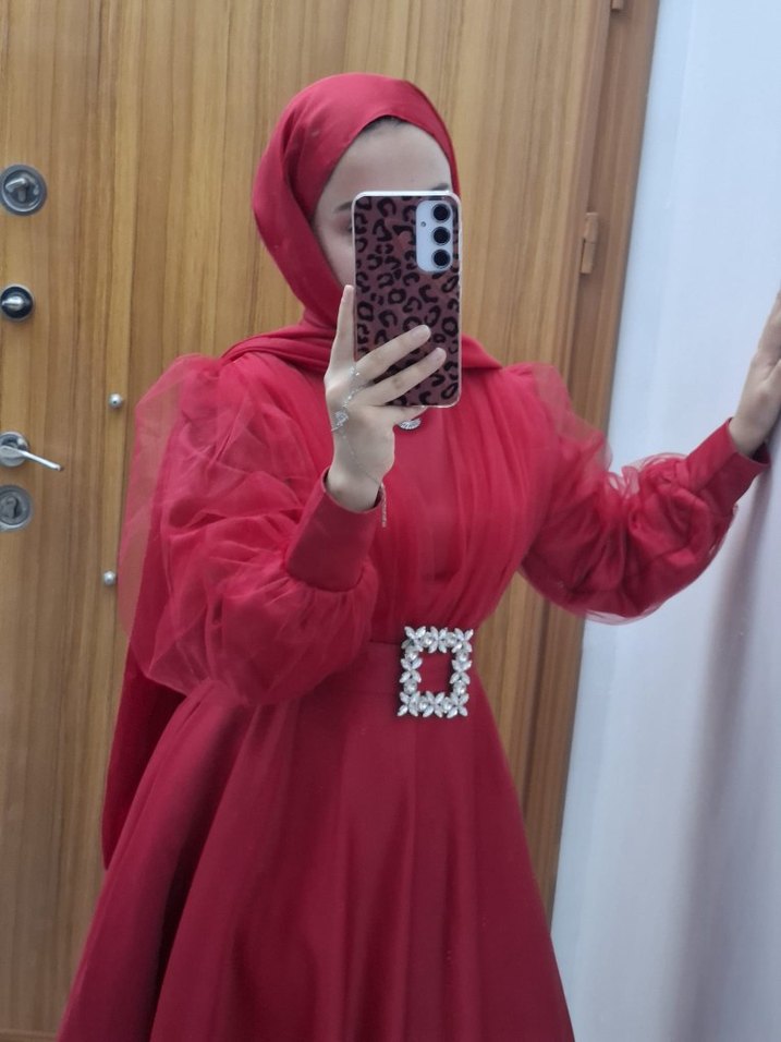 Uzun Kol, Yüksek Yakalı Kırmızı Tesettür Abiye - Görsel 4