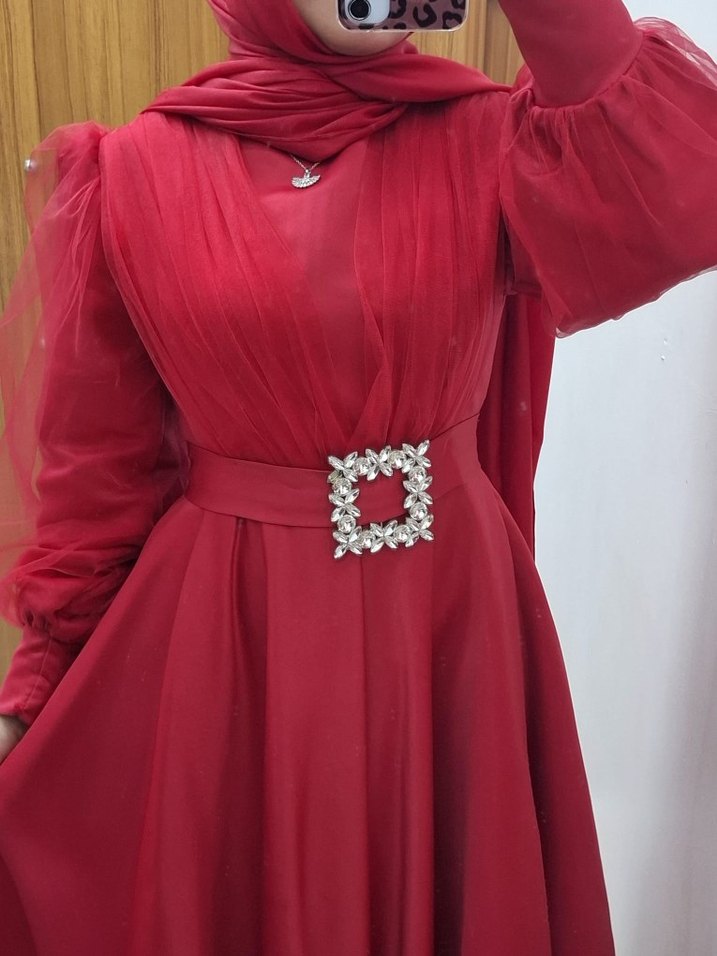 Uzun Kol, Yüksek Yakalı Kırmızı Tesettür Abiye - Görsel 2