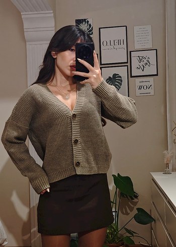 Bej V Yaka Düğmeli Triko Kazak - Görsel 3