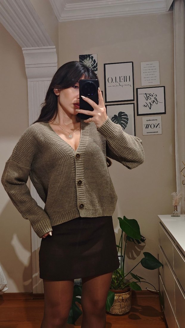 Bej V Yaka Düğmeli Triko Kazak - Görsel 3