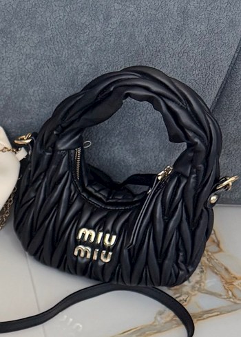 Miu Miu Siyah Deri Fermuarlı Kadın Çanta