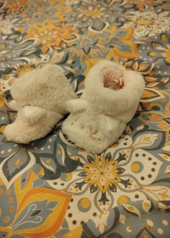 Beyaz Kürklü Nakışlı Kız Çocuk Ev Terliği - Görsel 4