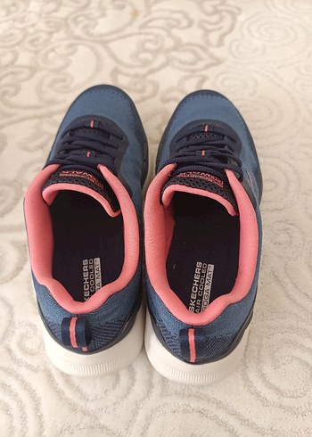 37 Beden pembe Renk Skechers 37 no sıfır orjinal bayan ayakkabı. rahat ve hafiftir.