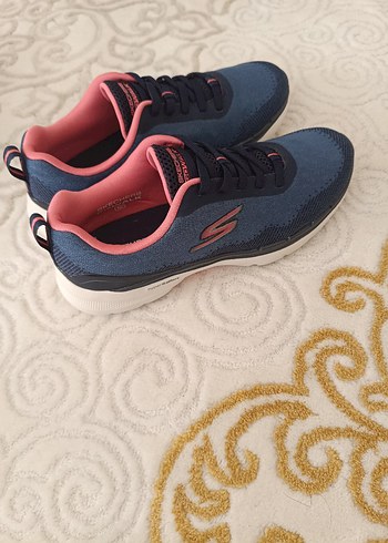 Skechers Skechers 37 no sıfır orjinal bayan ayakkabı. rahat ve hafiftir.