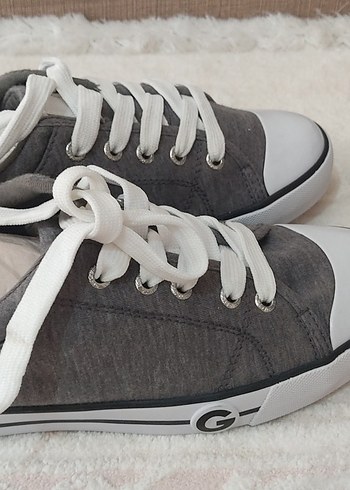 Guess Guess marka 38 beden orjinal sıfır ayakkabı.Amerikadan aldım L.