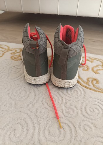 40,5 Beden gri Renk New Balance marka 40.5 no sıfır orjinal su gecirmez bayan bot.