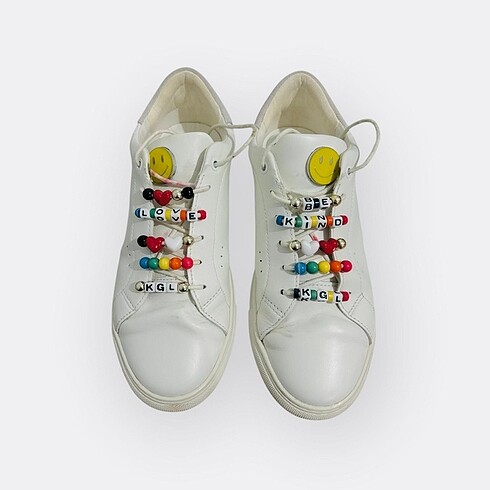 37 Beden Kurt Gieger London Beyaz Gülen Yüz Rozetli Sneakers
