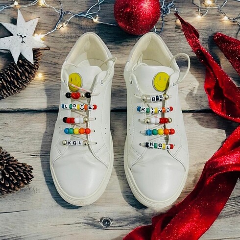37 Beden beyaz Renk Kurt Gieger London Beyaz Gülen Yüz Rozetli Sneakers