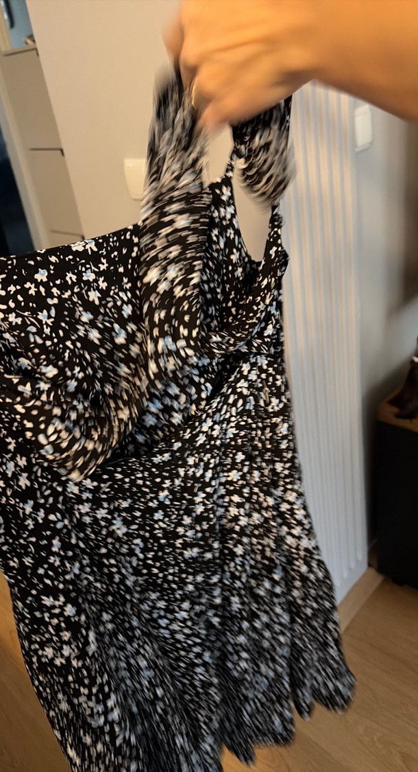 Siyah Çiçekli Mini Askılı Kadın Elbise - Görsel 3