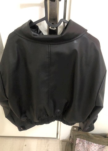 Siyah Yüksek Yakalı Fermuarlı Deri Ceket - Görsel 2