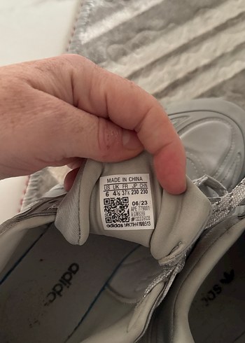 37,5 Beden Gri Bağcıklı Kadın Spor Ayakkabısı adidas