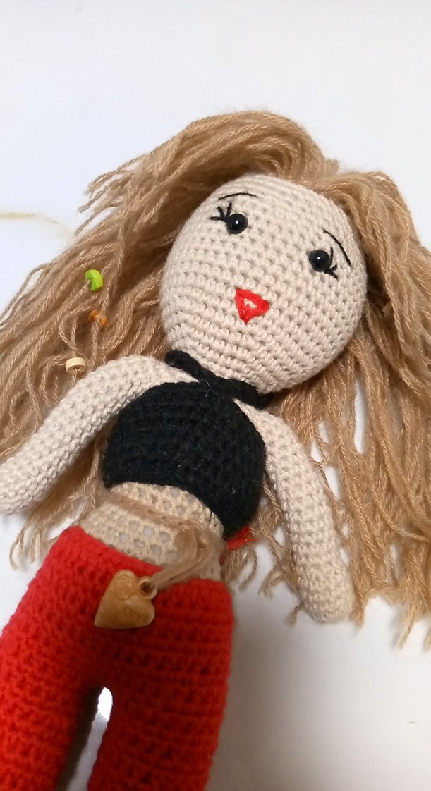 Kırmızı Pantolonlu El Örgüsü Bebek - Görsel 3