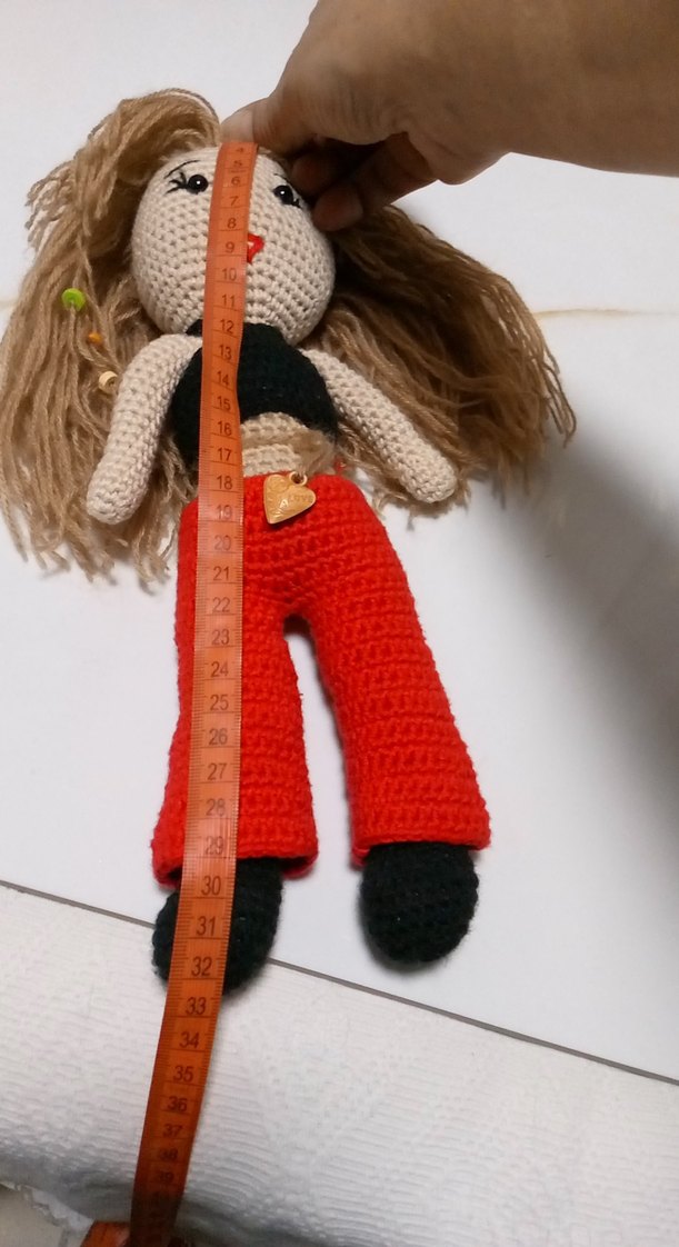 Kırmızı Pantolonlu El Örgüsü Bebek - Görsel 2