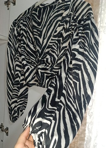 Zebra Desenli V Yakalı Kadın Bluz Saten - Görsel 2