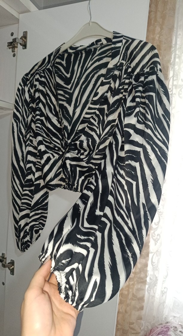 Zebra Desenli V Yakalı Kadın Bluz Saten - Görsel 2