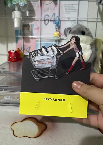  Beden Nayeon stand