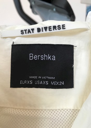 Bershka Beyaz Fermuarlı Kısa Kadın Ceket