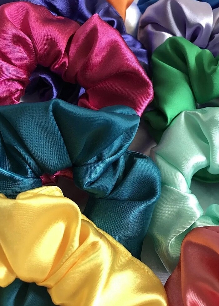 Kadın renkli saten scrunchie toka - Görsel 3