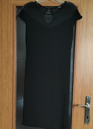 Siyah omuz detaylı elbise 