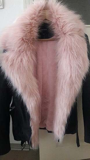 Pembe kürklü mont