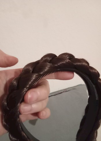 Kahverengi Örgü Detaylı  Taç - Görsel 2