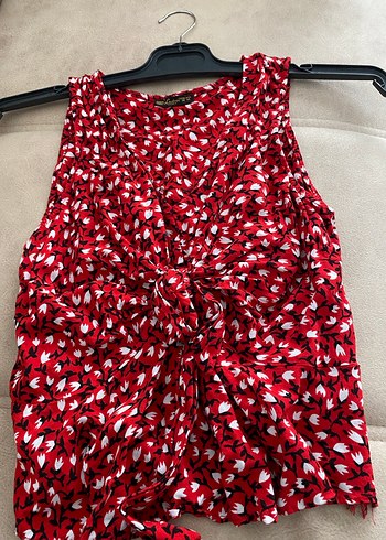 Kırmızı Desenli V Yakalı Kolsuz Bluz - Görsel 3