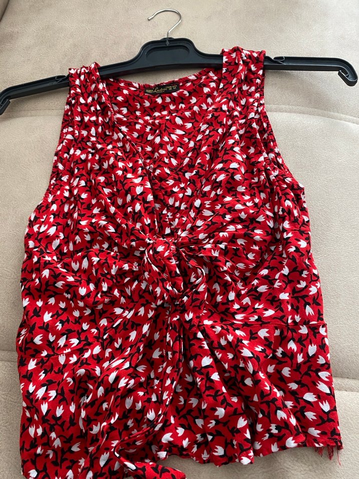 Kırmızı Desenli V Yakalı Kolsuz Bluz - Görsel 3