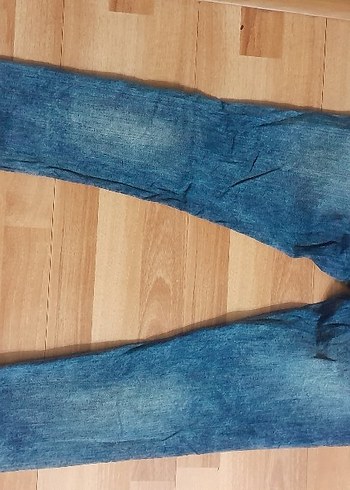 Diz Altı Yırtık Detaylı Mavi Kot Pantolon - Görsel 2