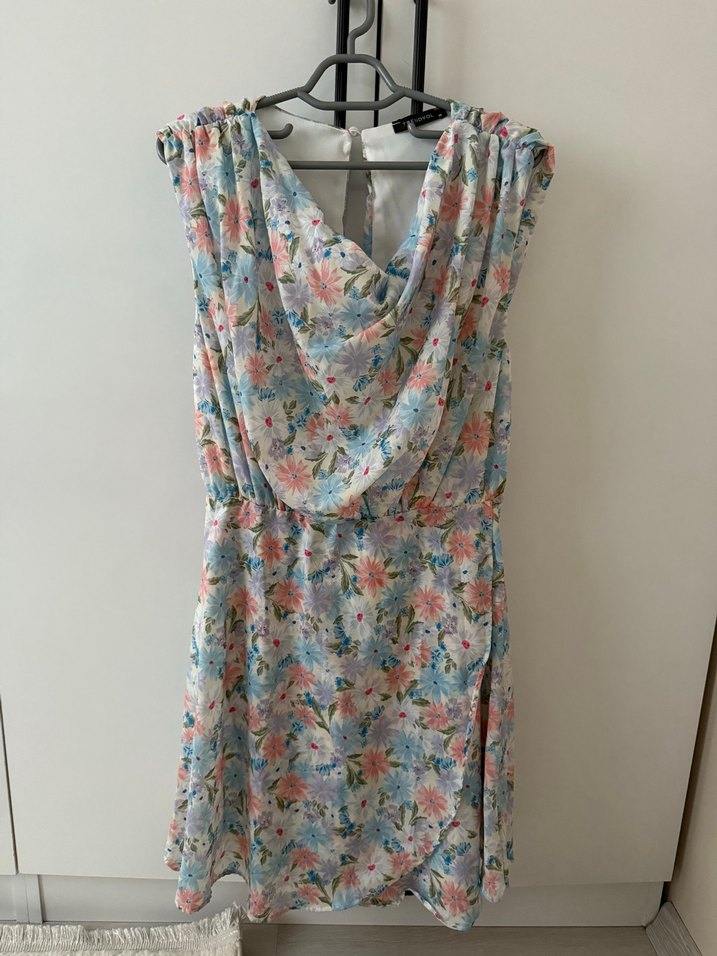 Çiçek desenli kısa elbise - Görsel 2