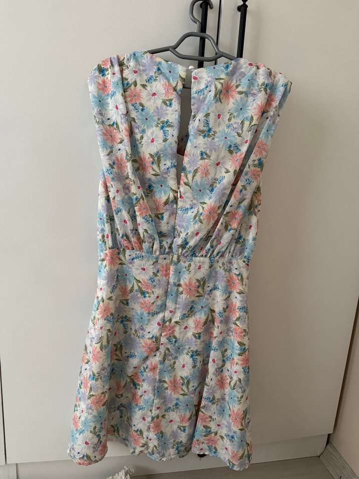 Çiçek desenli kısa elbise - Görsel 4