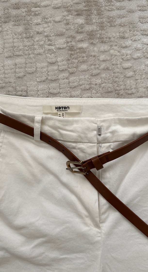 Kemerli Beyaz Mini Şort - Görsel 2