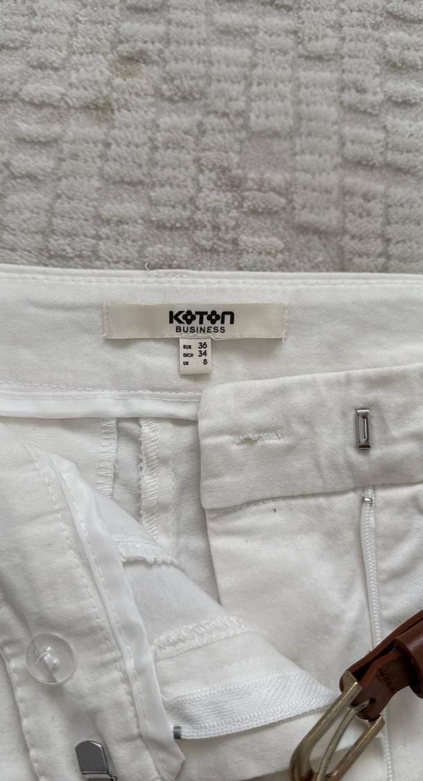 Kemerli Beyaz Mini Şort - Görsel 4