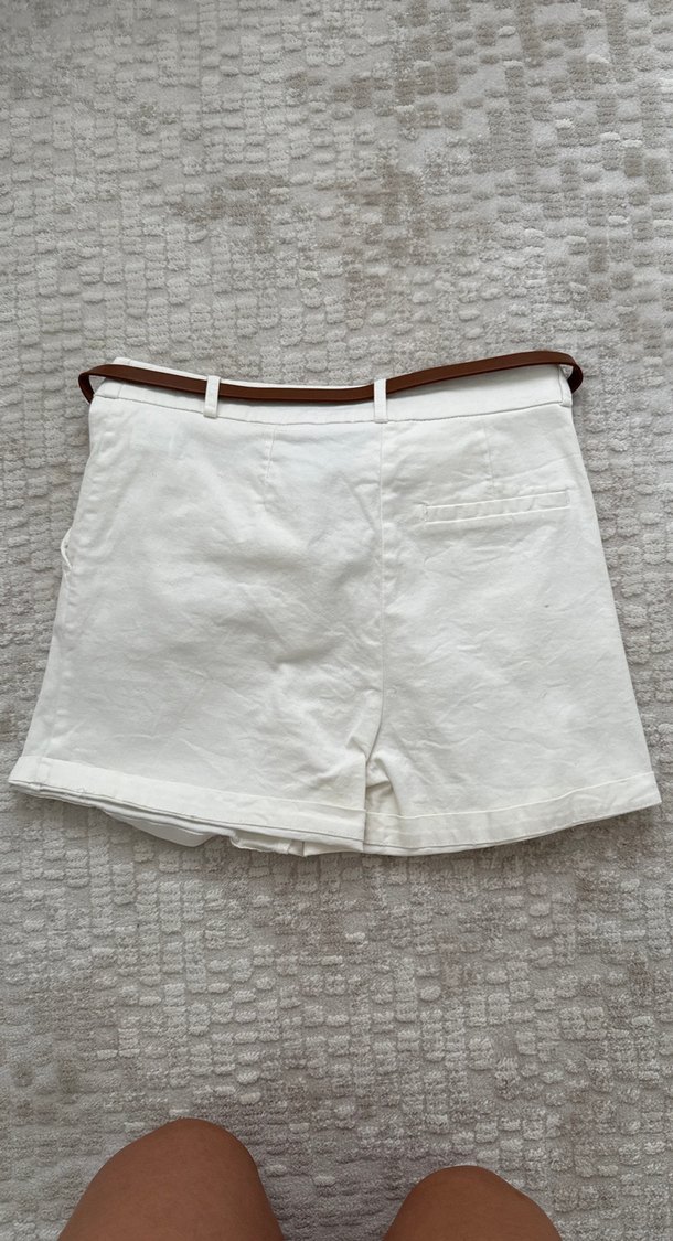 Kemerli Beyaz Mini Şort - Görsel 3