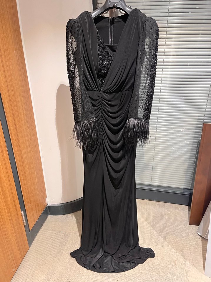 Uzun Siyah Gotik V Yakalı Abiye Elbise - Görsel 3