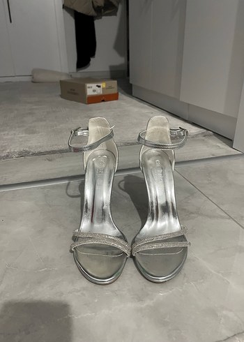 Gri Metal Tokalı İnce Topuklu Abiye Ayakkabı - Görsel 5