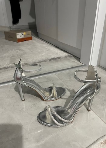 Gri Metal Tokalı İnce Topuklu Abiye Ayakkabı - Görsel 4